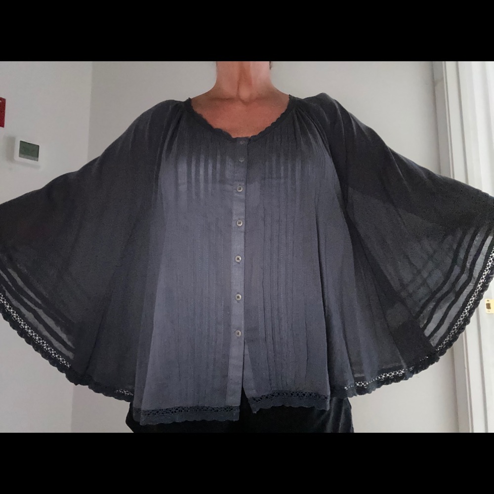 Adorable cotton top! Never worn. Closet sweep!